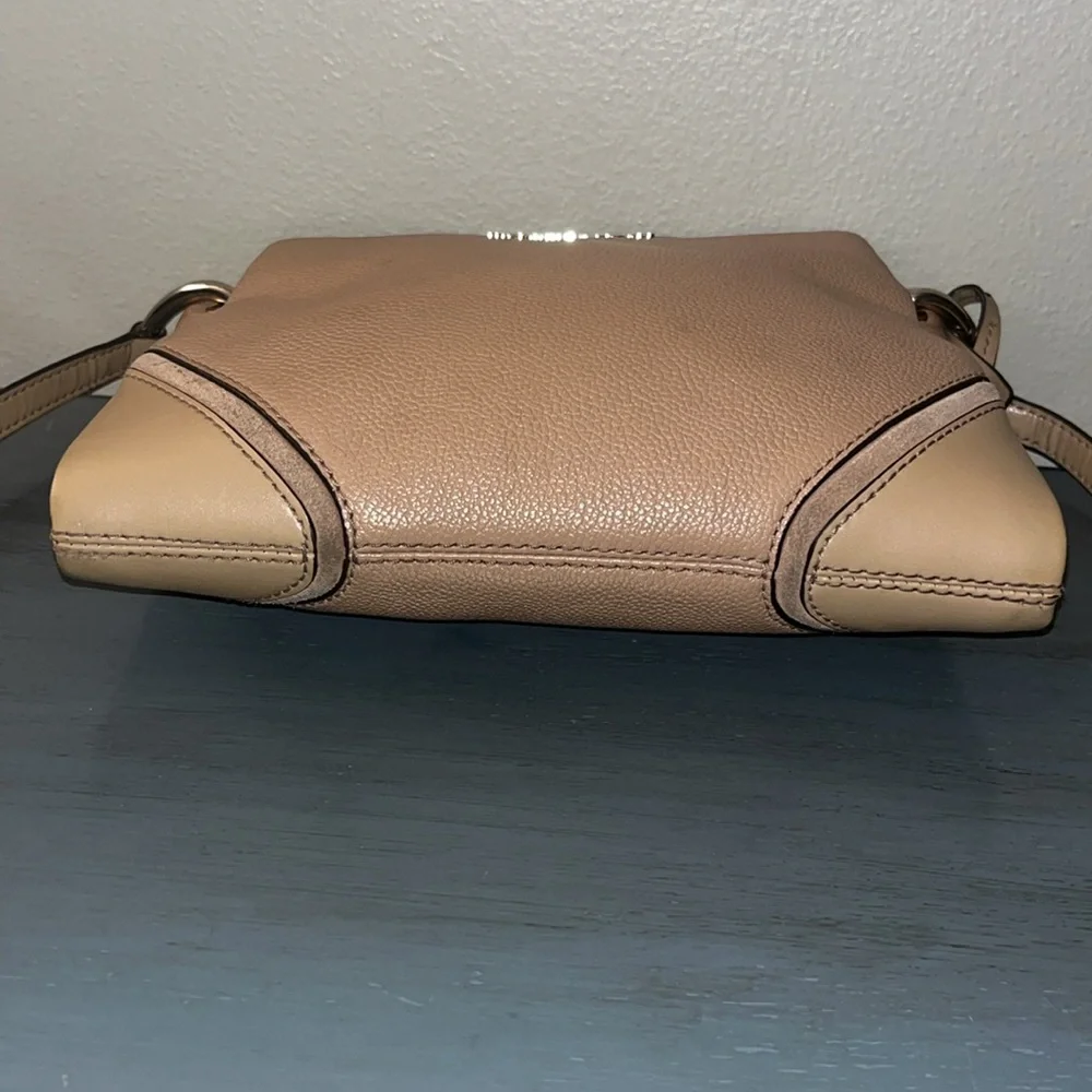 Michael Kors Nicole Triple Compartment Crossbody Bag, Beige Leather Gold Har EUC